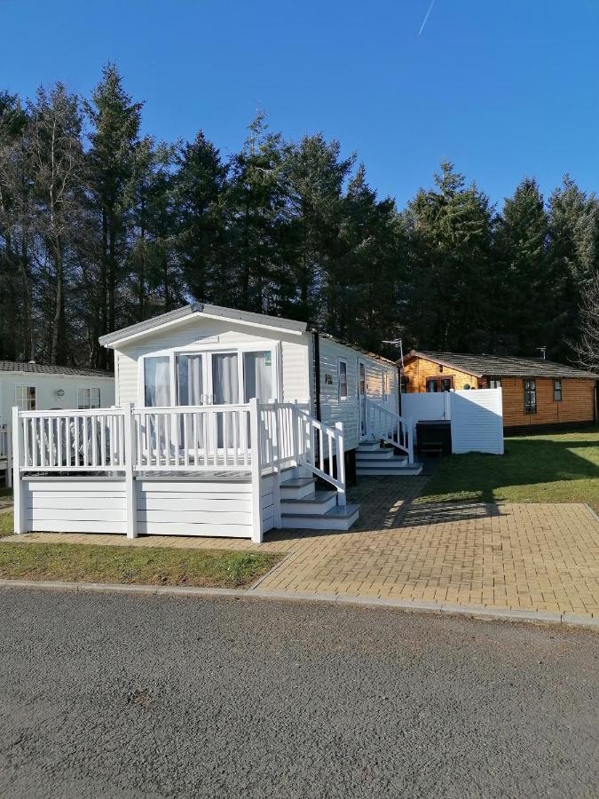 The Kalos Retreat - Hot Tub Lodge With Free 18 Hole Golf Course Swarland Екстер'єр фото