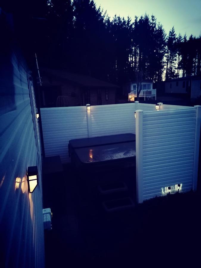 The Kalos Retreat - Hot Tub Lodge With Free 18 Hole Golf Course Swarland Екстер'єр фото